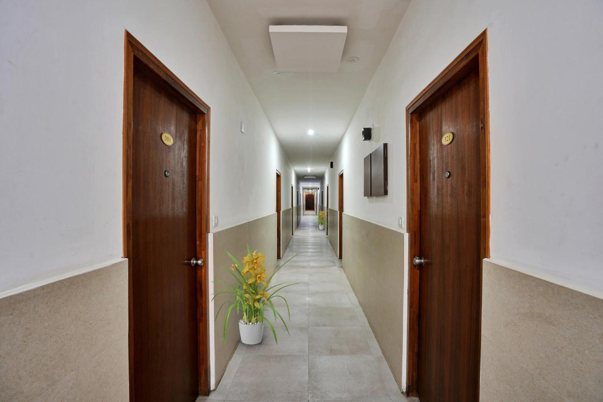 B Six Hotel Bangalore Eksteriør billede