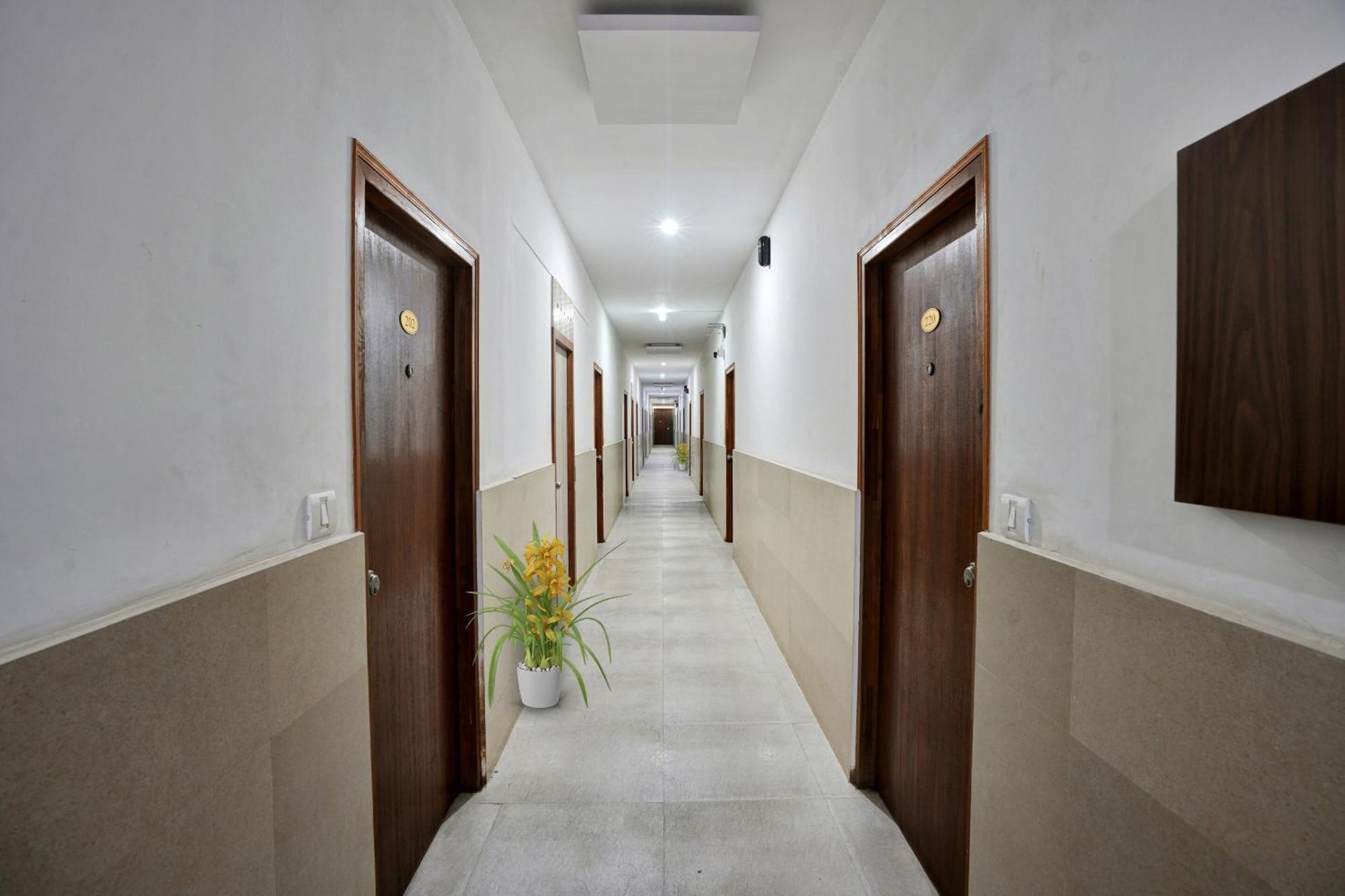 B Six Hotel Bangalore Eksteriør billede
