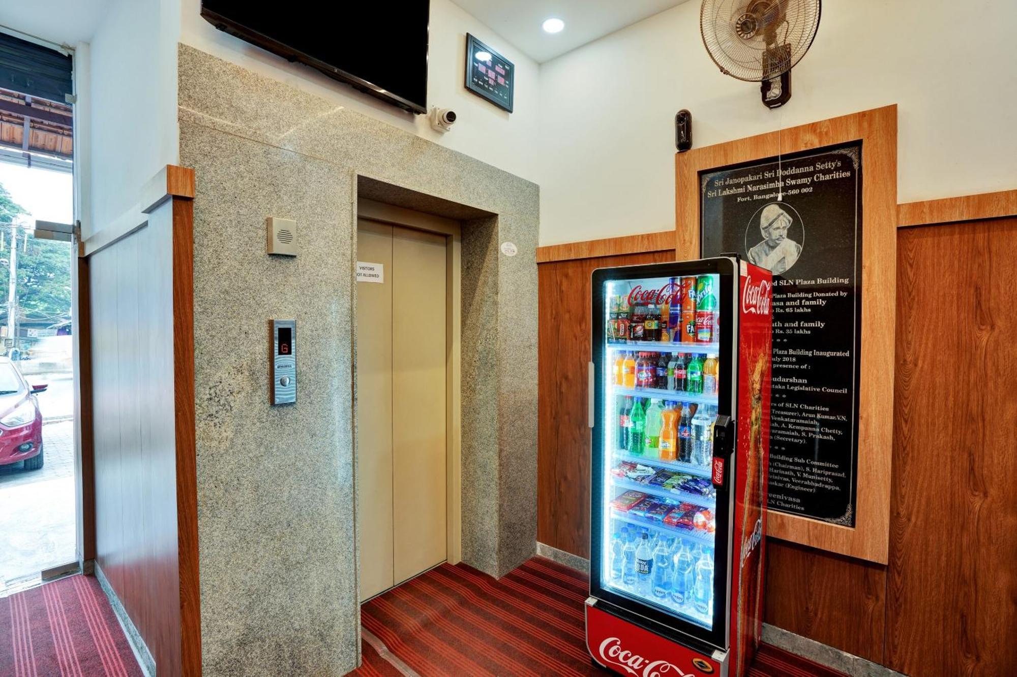 B Six Hotel Bangalore Eksteriør billede
